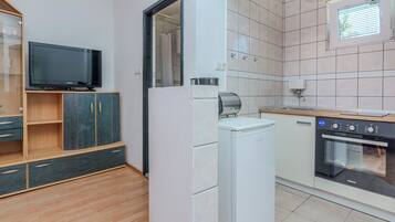 Comfort-Apartment, eingeschränkter Meerblick | Eigene Küche | Großer Kühlschrank, Mikrowelle, Ofen, Herdplatte