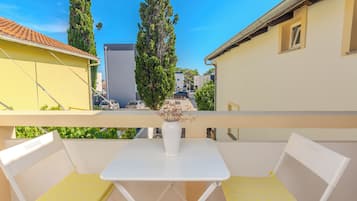 Comfort-Apartment, eingeschränkter Meerblick | Terrasse/Patio