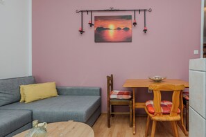 Comfort-Apartment, eingeschränkter Meerblick | Essbereich im Zimmer