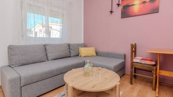 Comfort-Apartment, eingeschränkter Meerblick | Wohnbereich | 100-cm-Flachbildfernseher mit Satellitenempfang