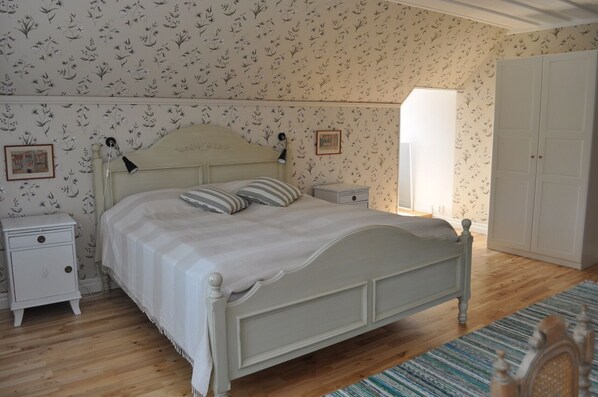 7 bedrooms, iron/ironing board, travel cot, free WiFi