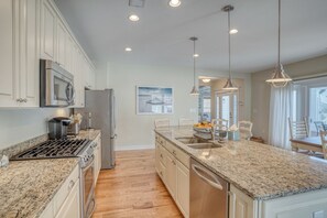 冷蔵庫、電子レンジ、食器洗い機、トースター