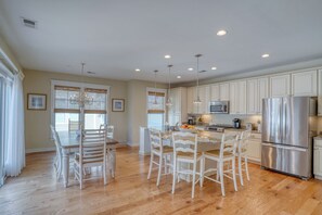 冷蔵庫、電子レンジ、食器洗い機、トースター