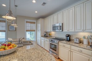 Køleskab, mikrobølgeovn, opvaskemaskine, brødrister