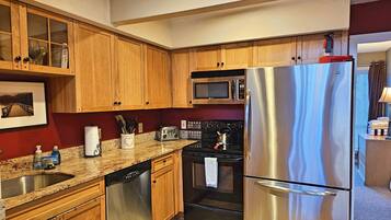 Coffee/tea maker, fridge, microwave, oven