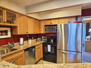 Fridge, microwave, oven, stovetop - Fireplace, ski shuttle, pool & hot tub access, tennis. L3205 by LRS (Lincoln)