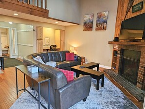 Smart TV, fireplace, books - Fireplace, ski shuttle, pool & hot tub access, tennis. L3205 by LRS (Lincoln)