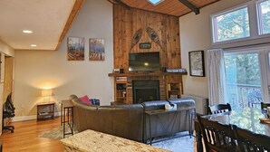 Smart-TV, peis og bøker