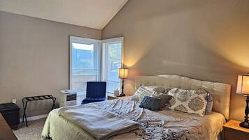 3 bedrooms, desk, iron/ironing board, WiFi (free)