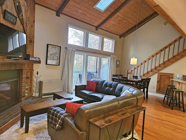 Smart TV, fireplace, books - Fireplace, ski shuttle, pool & hot tub access, tennis. L3205 by LRS (Lincoln)