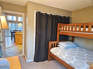 3 室のベッドルーム、デスク、アイロン / アイロン台、WiFi (無料)