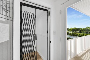 Interior - Sundance: Ocean View, Dock, Pool, Elevator, Beach, Kayaks, Ice Machine (Marathon)