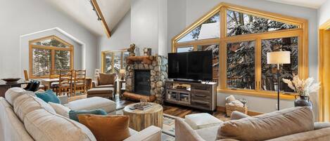 Smart TV, chimenea, estéreo y monitor de computadora
