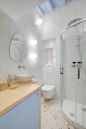 Douche, sèche-cheveux, serviettes fournies