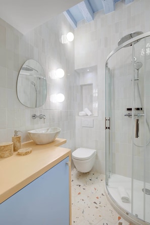 Douche, sèche-cheveux, serviettes fournies