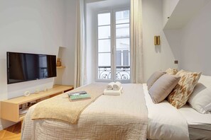 1 soverom, skrivebord, strykejern/-brett og reiseseng for barn