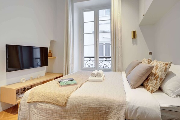 1 chambre, bureau, fer et planche à repasser, lit parapluie