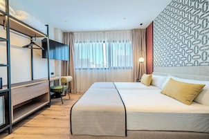 Camera con letto matrimoniale o 2 letti singoli | Cassaforte in camera, una scrivania, tende oscuranti, Wi-Fi gratuito