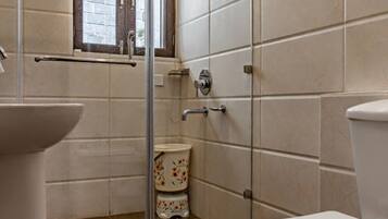 Douche, serviettes fournies, savon, papier toilette