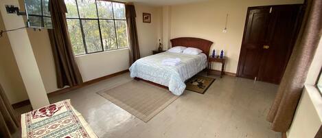 5 slaapkamers, een strijkplank/strijkijzer, wifi, beddengoed