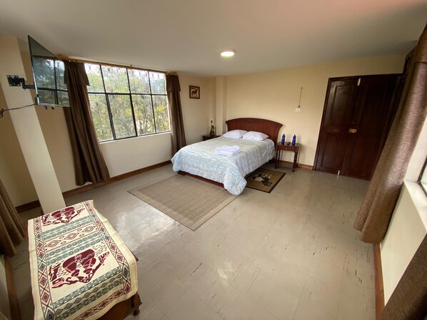 5 bedrooms, iron/ironing board, WiFi, bed sheets