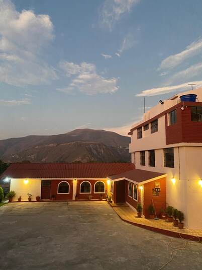 EcoEscape: Confort y Aventura en un Solo Lugar.