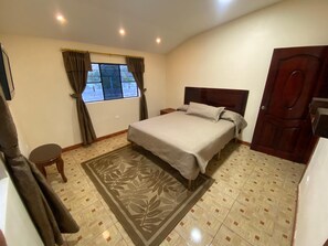 5 bedrooms, iron/ironing board, WiFi, bed sheets