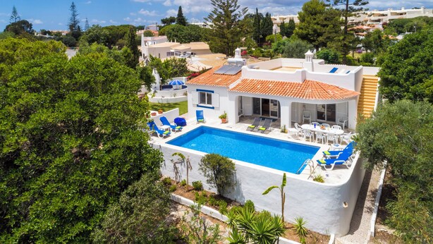 A modern villa with a swimming pool, outdoor seating, and a garden. - Garden House- Pool, Self Check-in, Private Entrance (Carvoeiro)