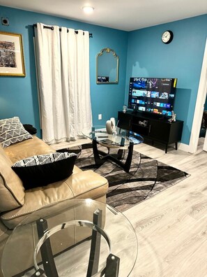 Smart TV - Spacious 3-bedroom apartment in Newark with all amenities the way you want it (Newark)