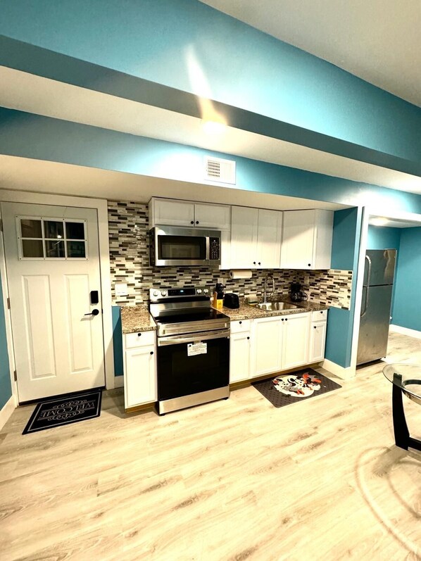 Microwave - Spacious 3-bedroom apartment in Newark with all amenities the way you want it (Newark)