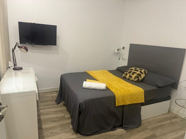 Basic Room, Balcony, City View - hostal plaza de el sol  (Madrid)