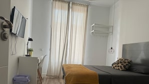 Habitación básica, balcón, vista a la ciudad