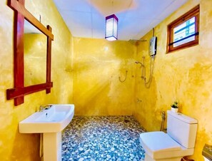 Vila luxo, 1 quarto, banheiro privativo, vista para a piscina | Banheiro | Toalhas de banho, sabonete, shampoo, papel higiênico