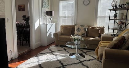 8-Peaceful & Bright apt/3br right to Boston line