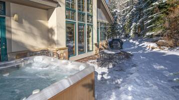 House, 4 Bedrooms | Outdoor spa tub