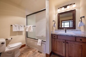 Appart'hôtel, 3 chambres | Salle de bain | Serviettes fournies