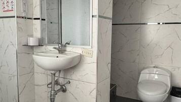 Ducha, secador de pelo, toallas y jabón