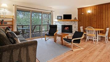 Kondominium, 1 kamar tidur | Area keluarga | Smart TV