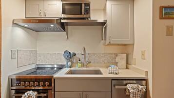 Condo, 1 Bedroom | Dapur peribadi | Peti sejuk, ketuhar, pembancuh kopi/teh, pembakar roti