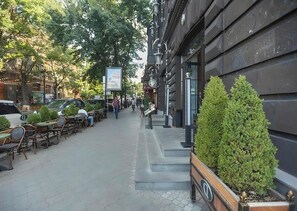 Outdoor dining - Cozy apartment in charming Yerevan with AC, WiFi (Yerevan)