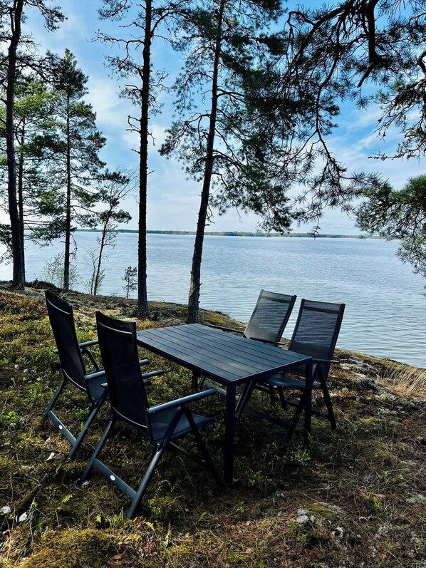 Outdoor dining - Simple country side cottage with wonderful garden and lovely surroundings (Södermanlands län)
