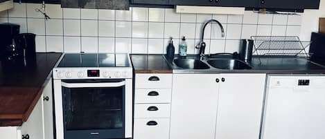 Microondas, horno, placa de cocina y lavavajillas