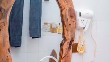 Serviettes fournies, savon, shampoing, papier toilette