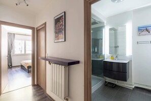 2 bedrooms, iron/ironing board, Internet, bed sheets