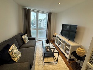 TV - Contemporary 2BD East London Hideaway (Greater London)
