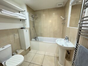 Shower, hair dryer, towels - Contemporary 2BD East London Hideaway (Greater London)