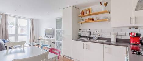 Wasserkocher mit Kaffee-/Teezubehör, Kühlschrank, Mikrowelle, Ofen