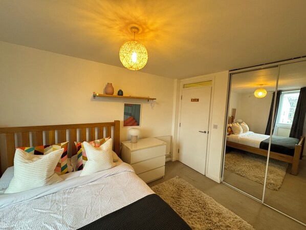 2 habitaciones, tabla de planchar con plancha, wifi y ropa de cama 