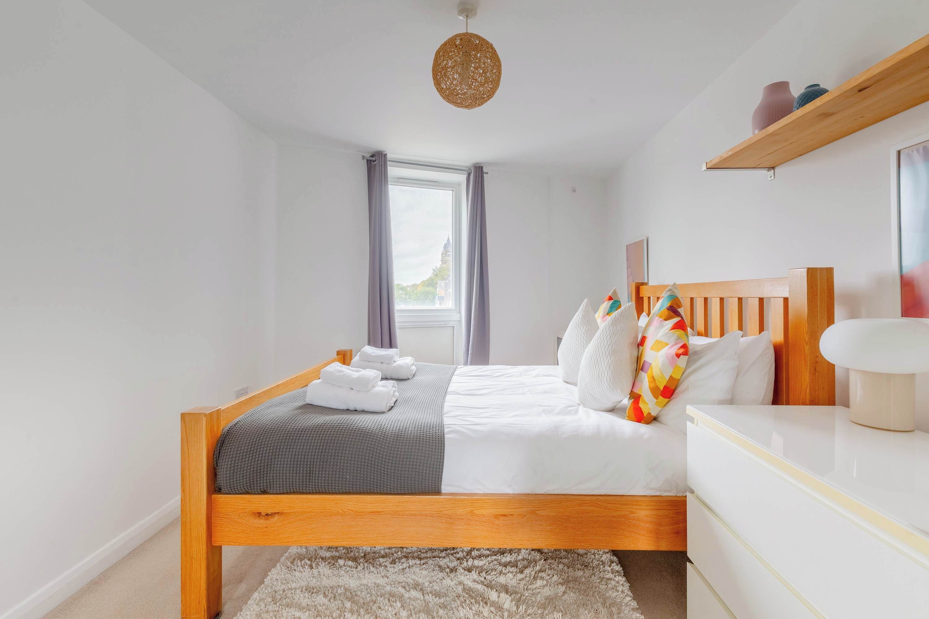 2 habitaciones, tabla de planchar con plancha, wifi y ropa de cama 