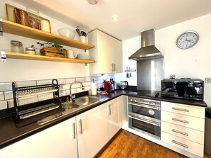 Fridge, microwave, oven, stovetop - Contemporary 2BD East London Hideaway (Greater London)